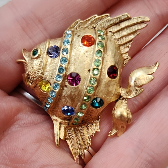 Vintage Butler and Wilson Multi color Crystal Pave Gold tone Fish Brooch Pin - Picture 8 of 10